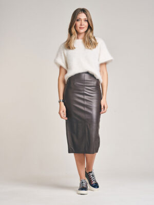 Alternative view of Falda Larga de Cuero