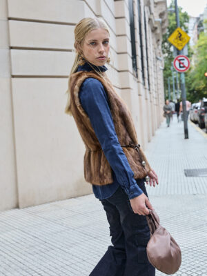 Alternative view of Pechera de Piel Ana