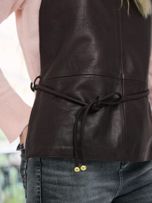 Alternative view of Pechera de Cuero Carla